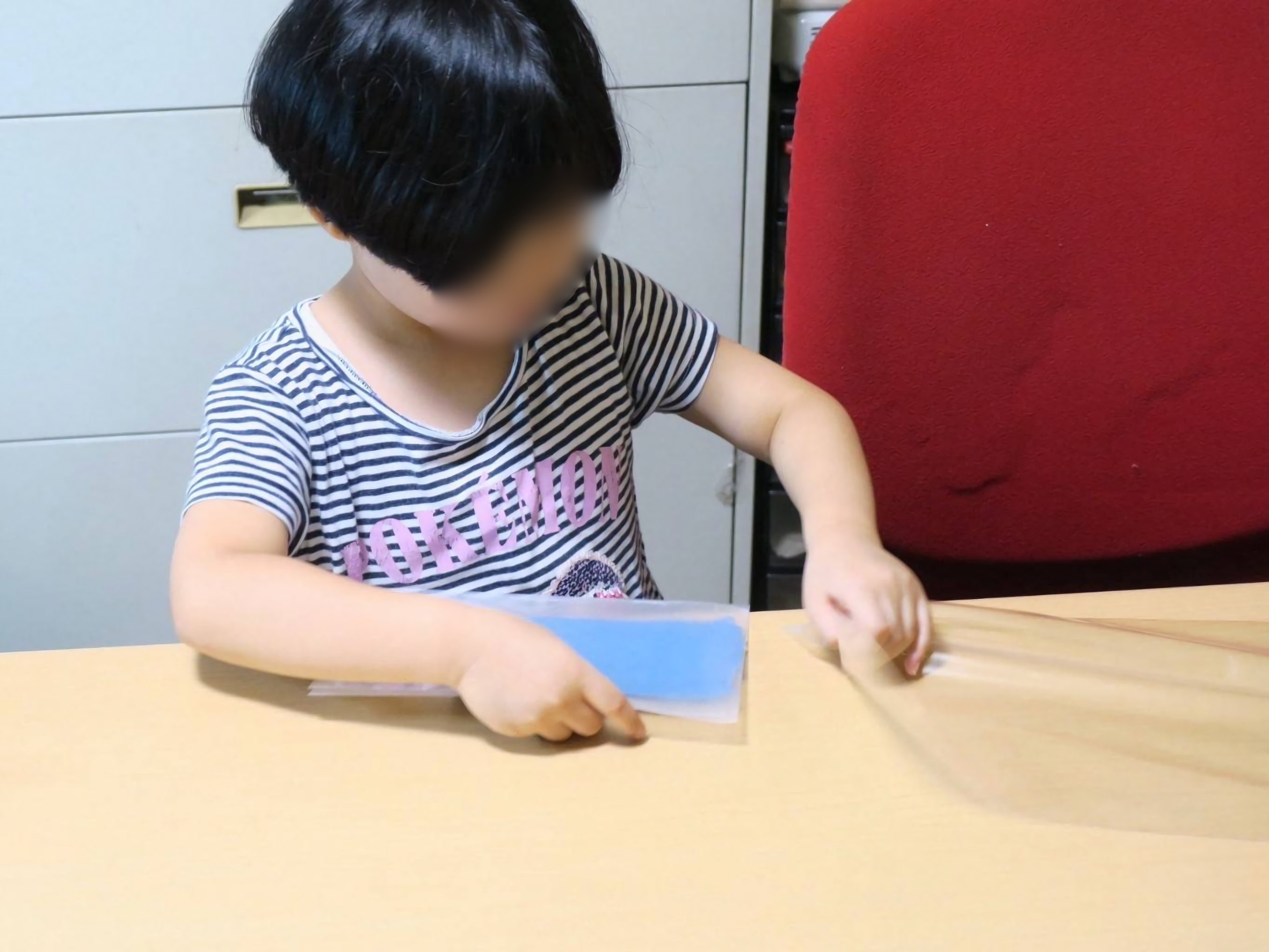 紙をクリアファイルに入れる様子