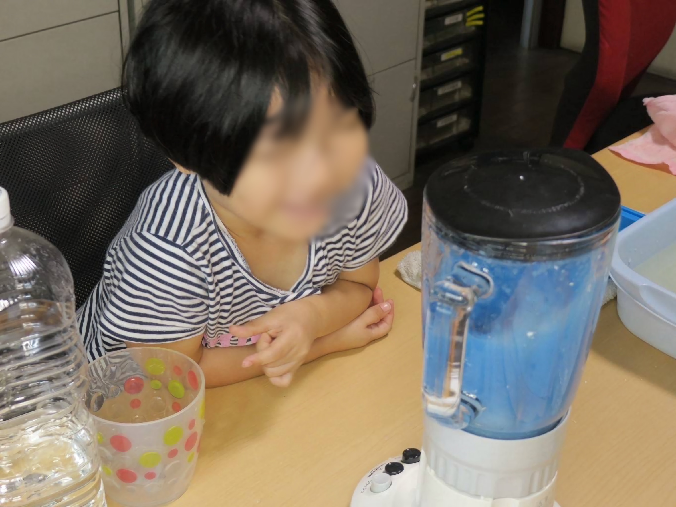 紙と水をまぜる様子