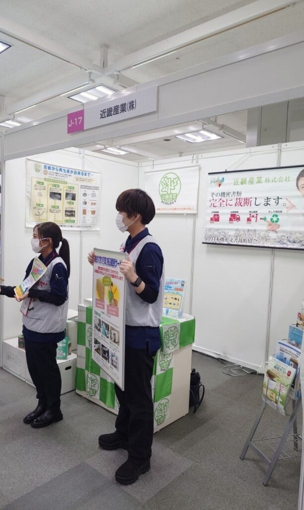 大阪勧業展2026で来場者にご案内する近畿産業株式会社のスタッフ